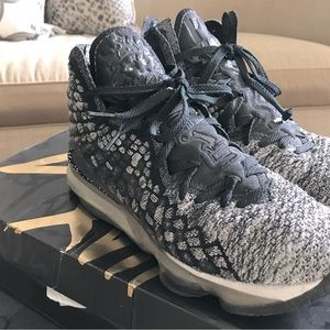 SALE!! Men’s Lebron XVII sz 10